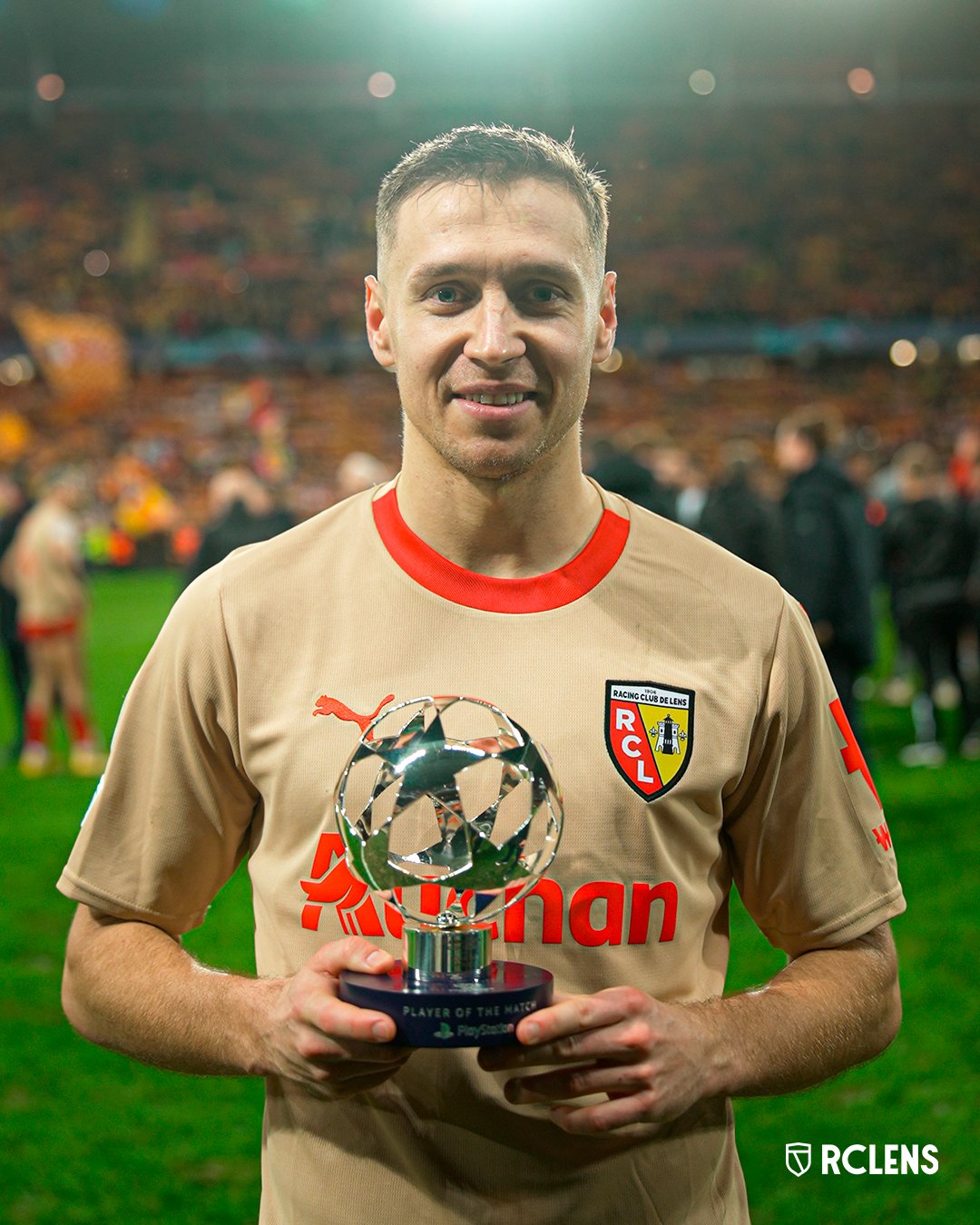 塞维利亚今夜官宣签约，志在欧冠名次提升，更衣室稳定，轮换策略成焦点的简单介绍-爱游戏网页版