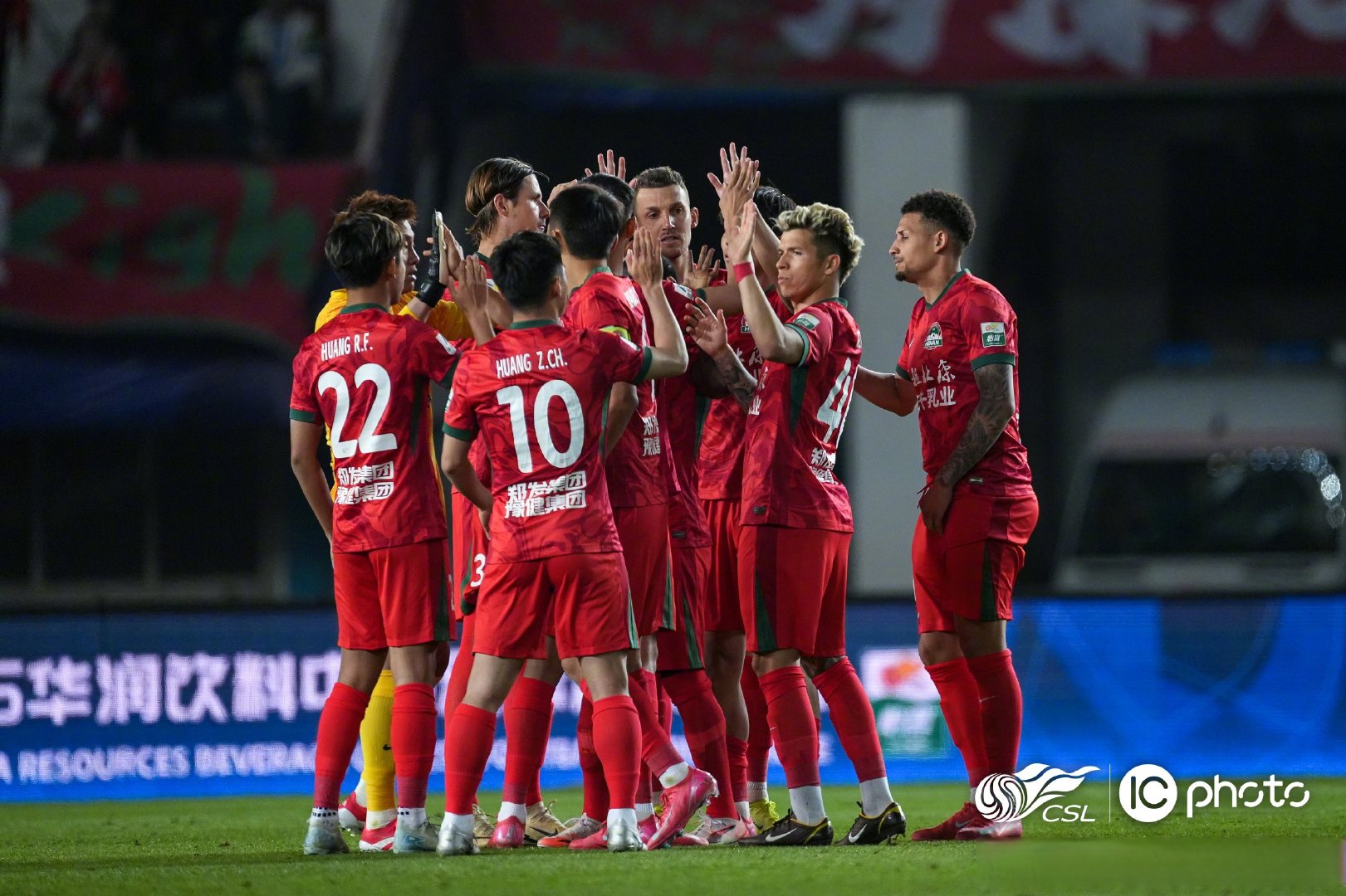 中美篮球赛爆发冲突特警进场逼退美国队 中美篮球赛爆发冲突特警进场逼退美国队